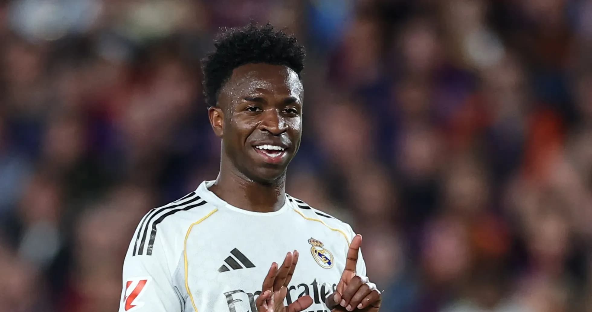 Jugador de Real Madrid mostrando señal durante partido