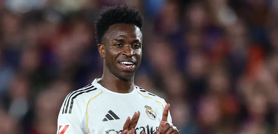 Jugador de Real Madrid mostrando señal durante partido
