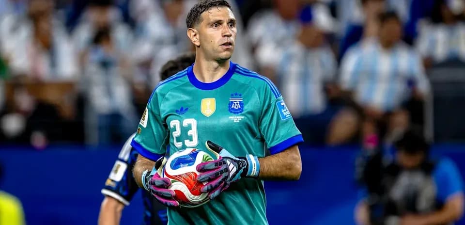 Portero argentino sosteniendo un balón durante el partido