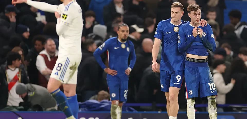 Jugadores de Chelsea tras el partido, uno consolando a otro
