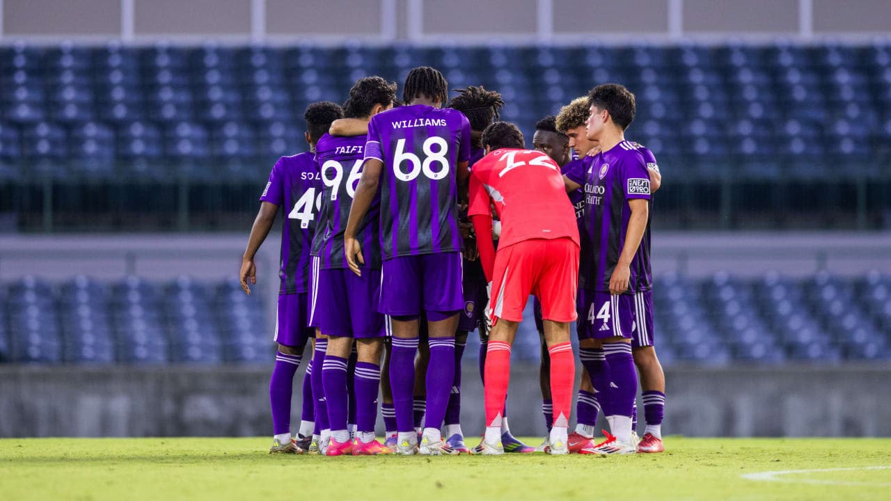 Jugadores de Orlando City II en reunión