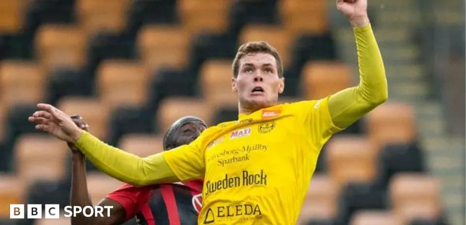 Jugador amarillo saltando en disputa aérea con rival