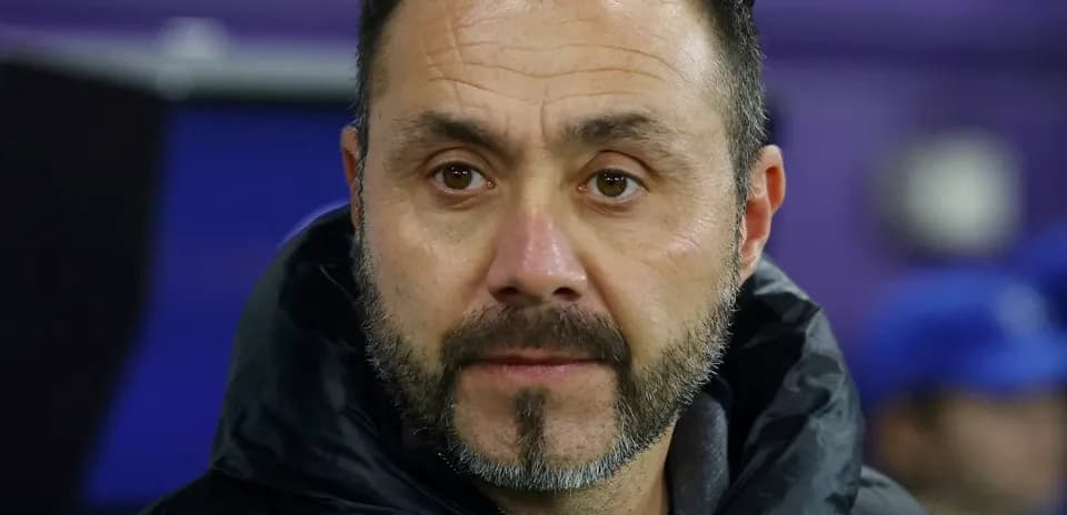 Entrenador en el banquillo durante el partido