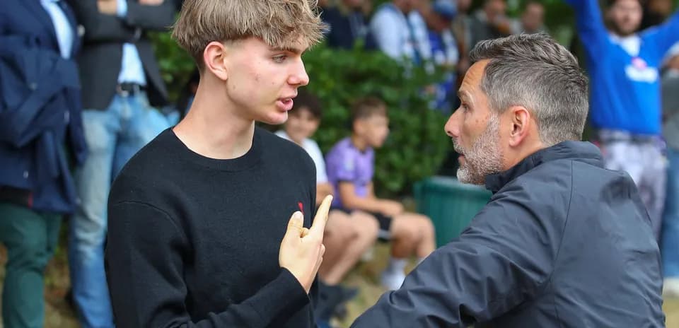 Joven conversando con un hombre en el evento
