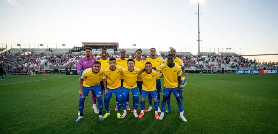 Equipo posando antes del partido de fútbol