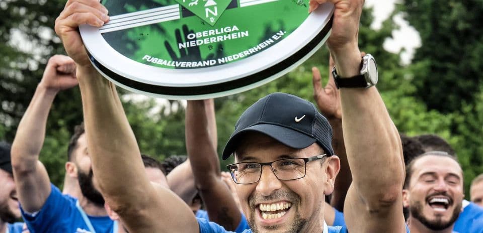 Celebración de un equipo con el trofeo Oberliga
