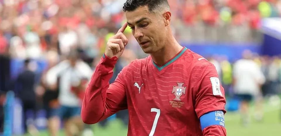 Cristiano Ronaldo caminando en el campo de fútbol