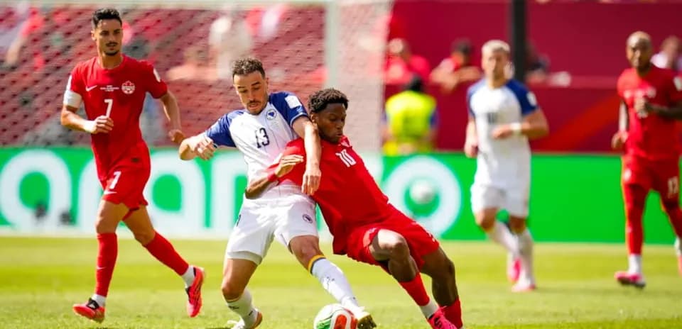 Acción del partido entre Canadá y Bosnia