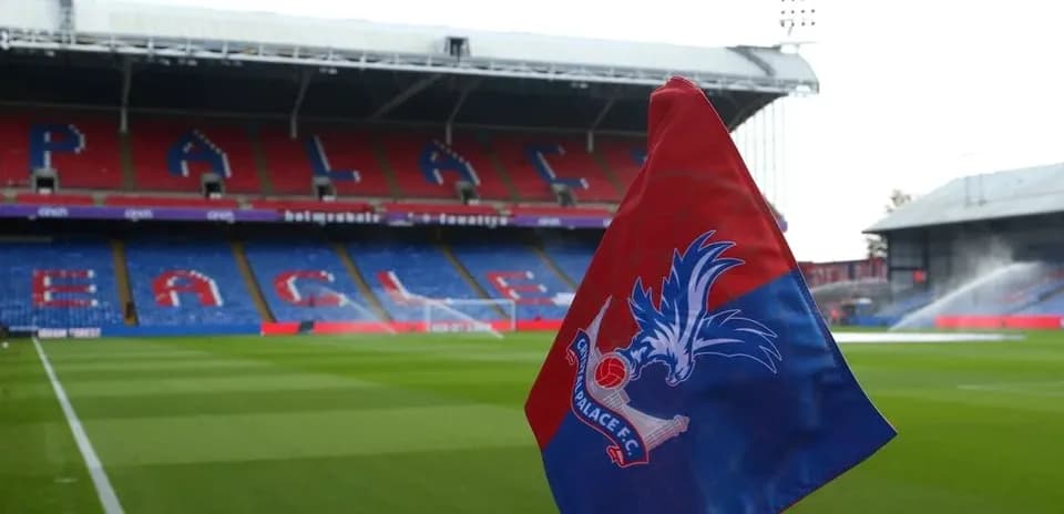 Esquina del campo en Selhurst Park con bandera