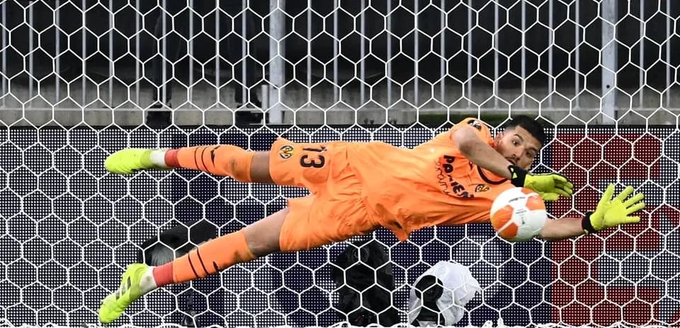 Portero lanzándose para detener un penalti