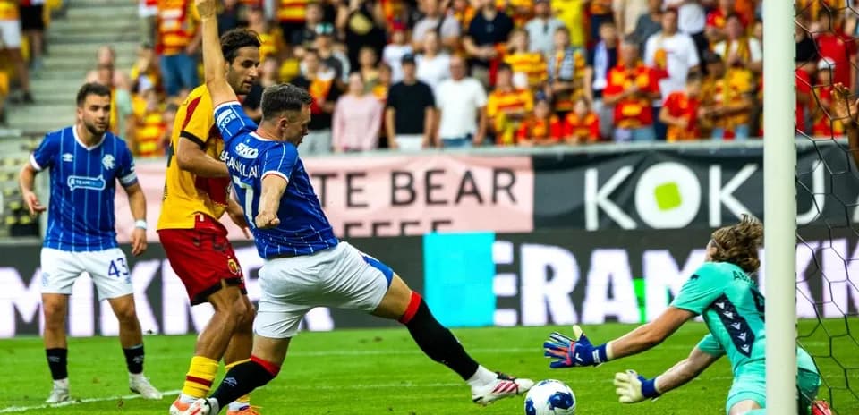 Jugador de Rangers intenta marcar un gol
