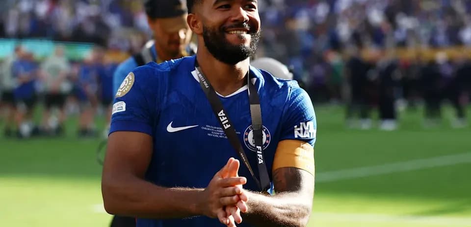 Jugador de Chelsea aplaudiendo en el campo