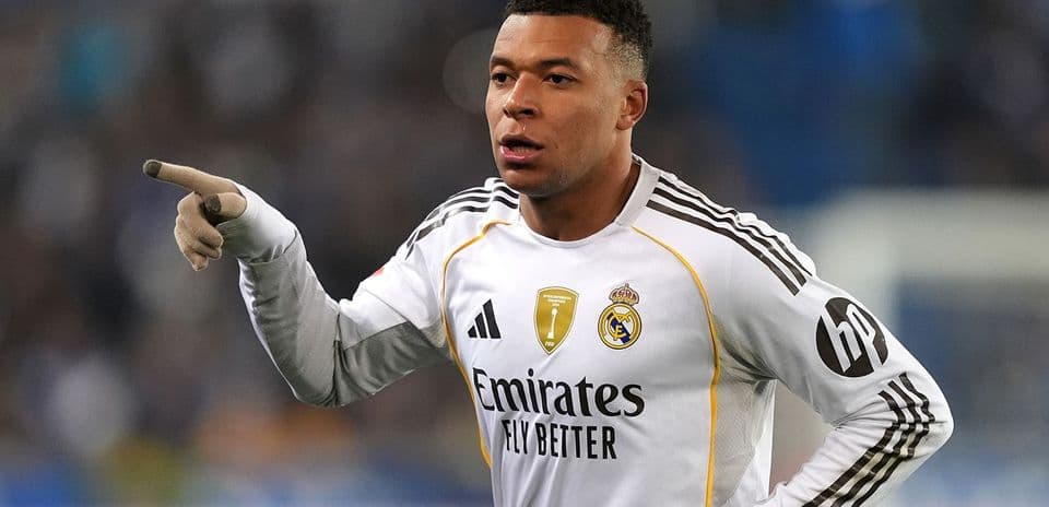 Jugador señalando durante partido con camiseta de Real Madrid