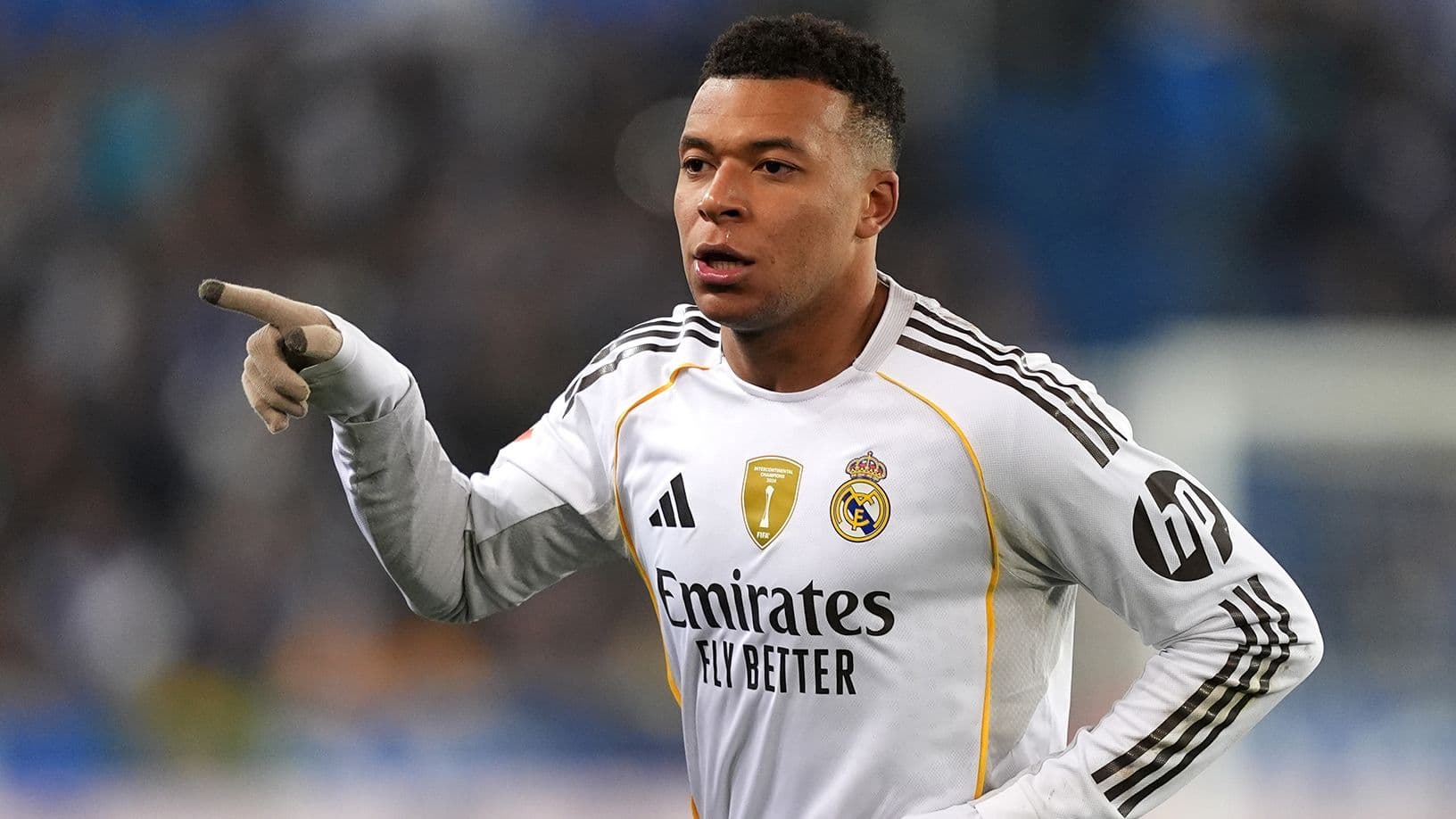 Jugador señalando durante partido con camiseta de Real Madrid