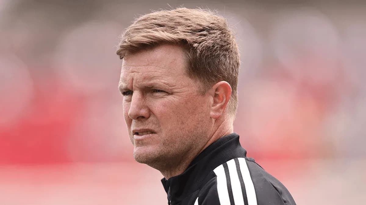 Entrenador observando el juego desde la línea de banda