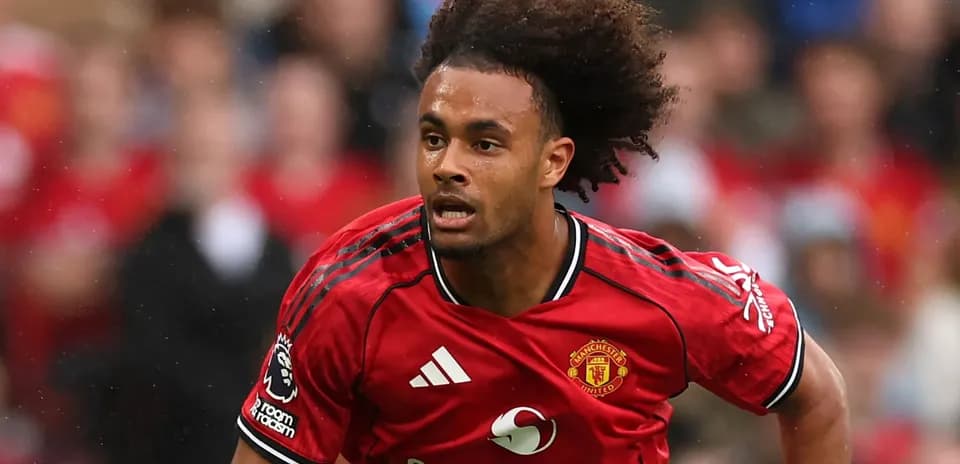 Jugador de Manchester United corriendo con balón