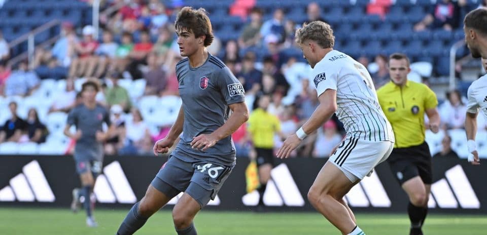 Jugador de Austin II driblando a rival de St. Louis City II