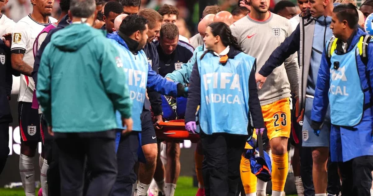 Jugadores y personal médico evacuando a un jugador lesionado