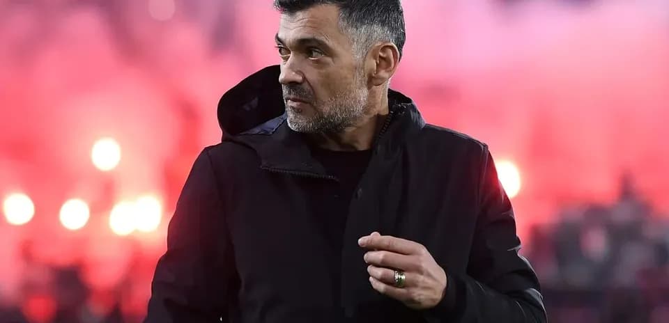 Entrenador en el campo con humo de fondo