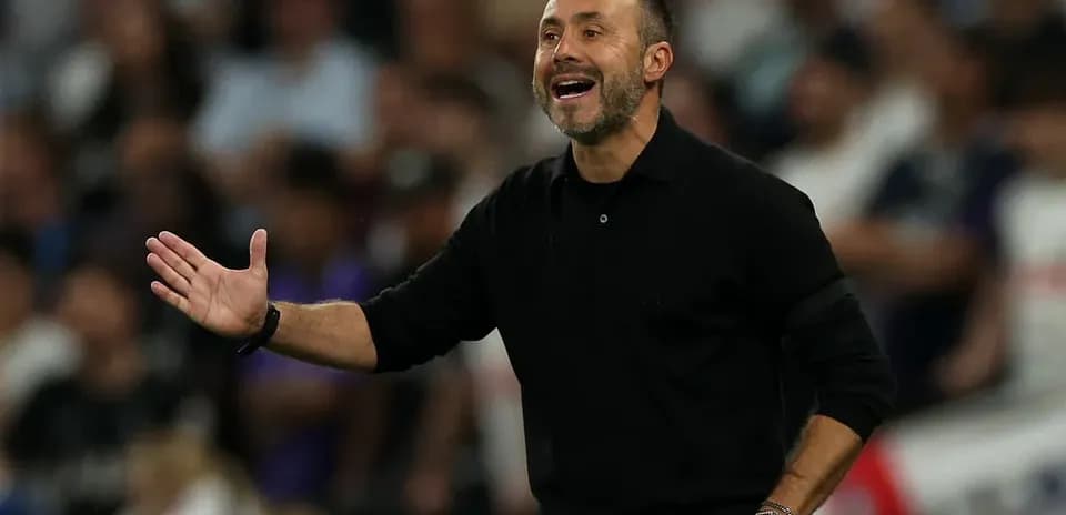 Entrenador dirigiendo a su equipo en el partido