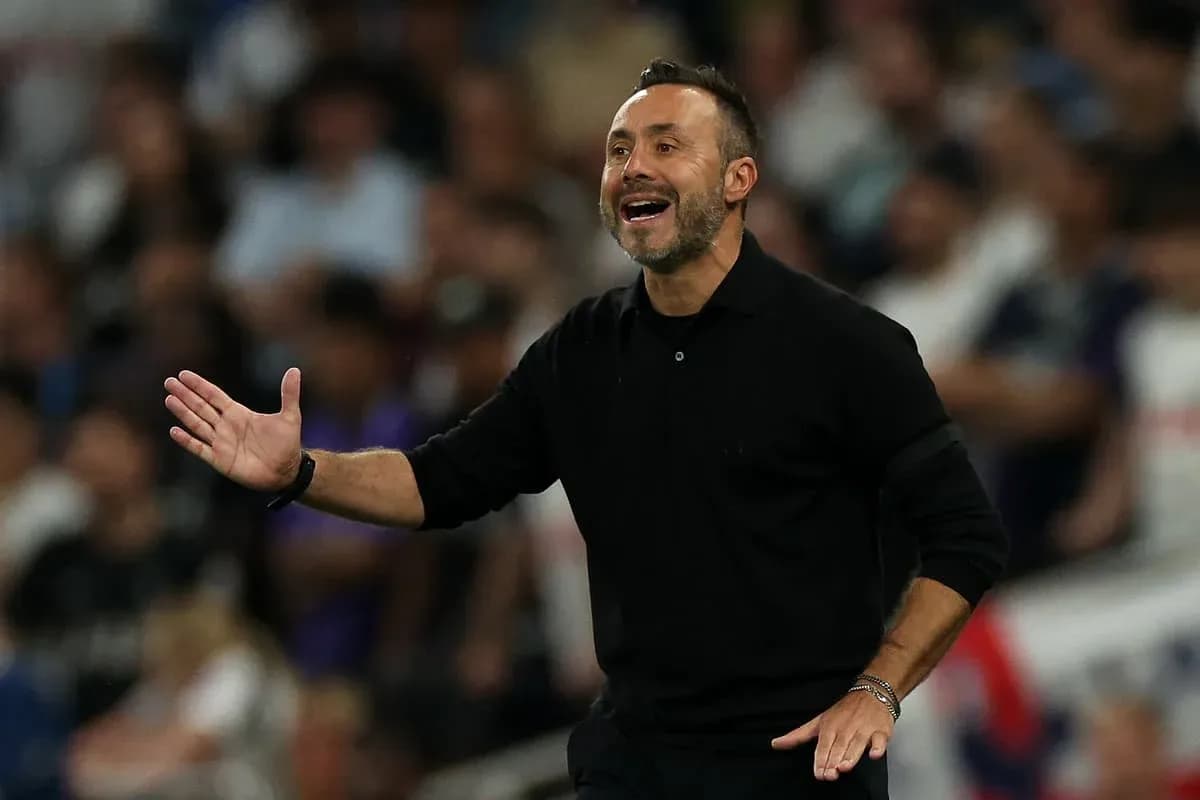 Entrenador dirigiendo a su equipo en el partido