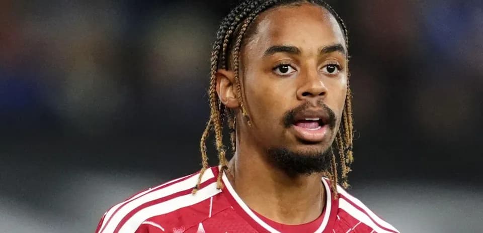 Jugador con camiseta roja en el campo de fútbol