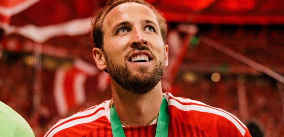 Jugador con medalla en celebración de victoria