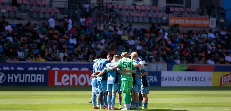 Jugadores de Houston Dynamo FC II en círculo