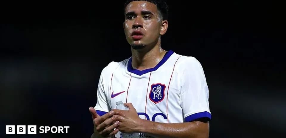 Jugador sosteniendo agua durante el partido
