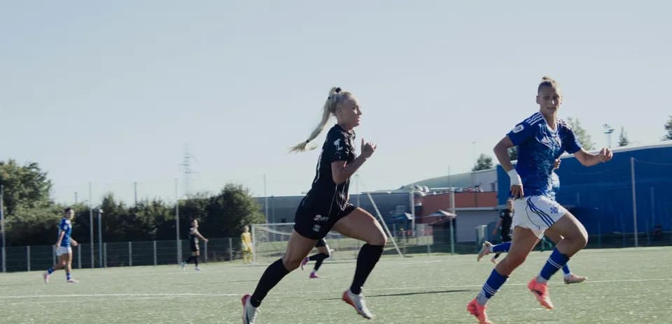 Jugadoras corriendo en un partido de fútbol