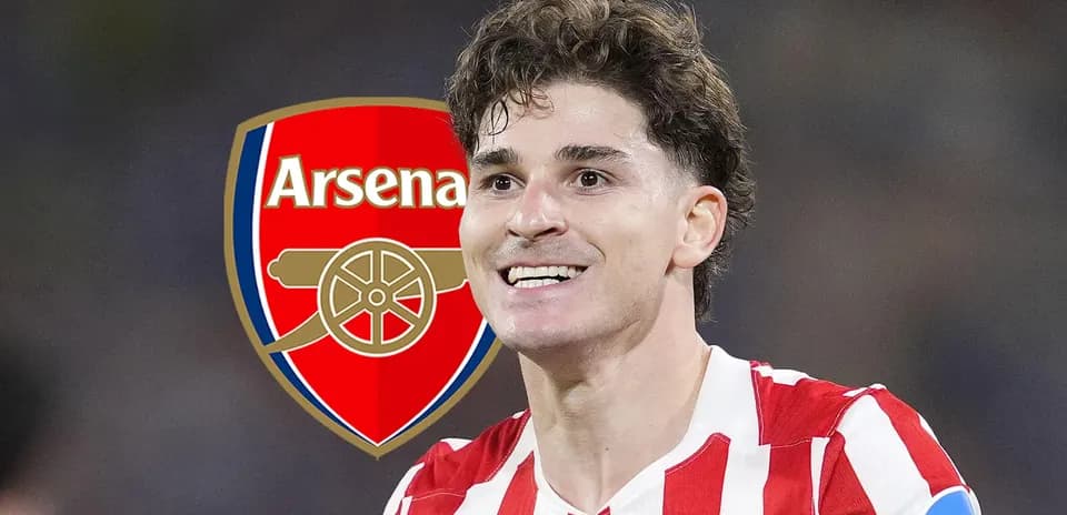 Jugador sonriente con camiseta rayada y escudo de Arsenal