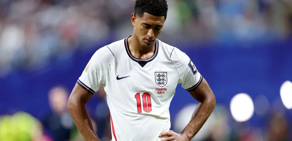 Jugador de Inglaterra con la cabeza agachada en el campo