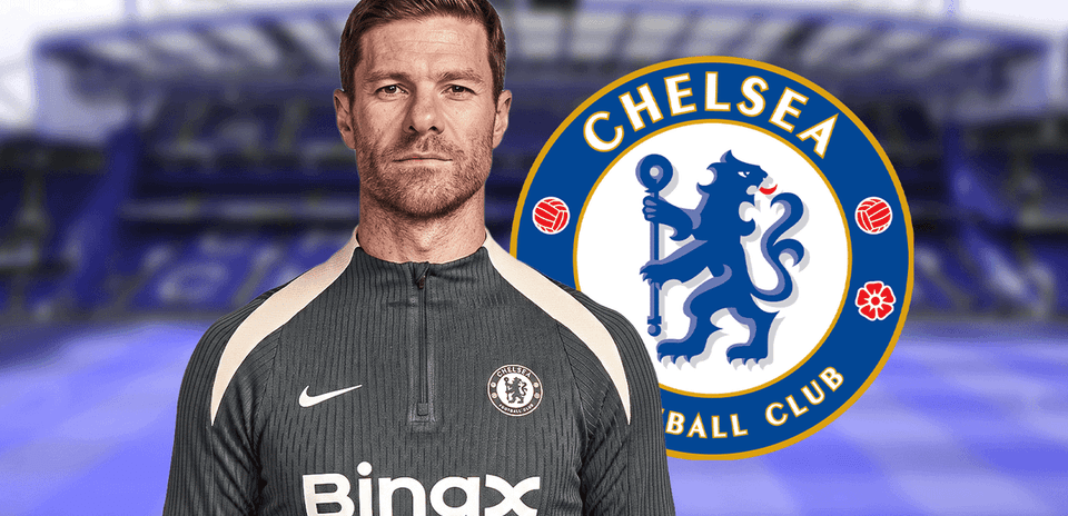 Entrenador de Chelsea en uniforme con logo del club