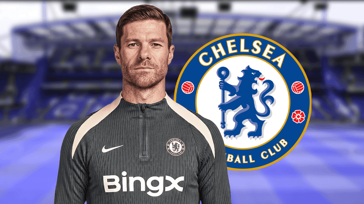 Entrenador de Chelsea en uniforme con logo del club