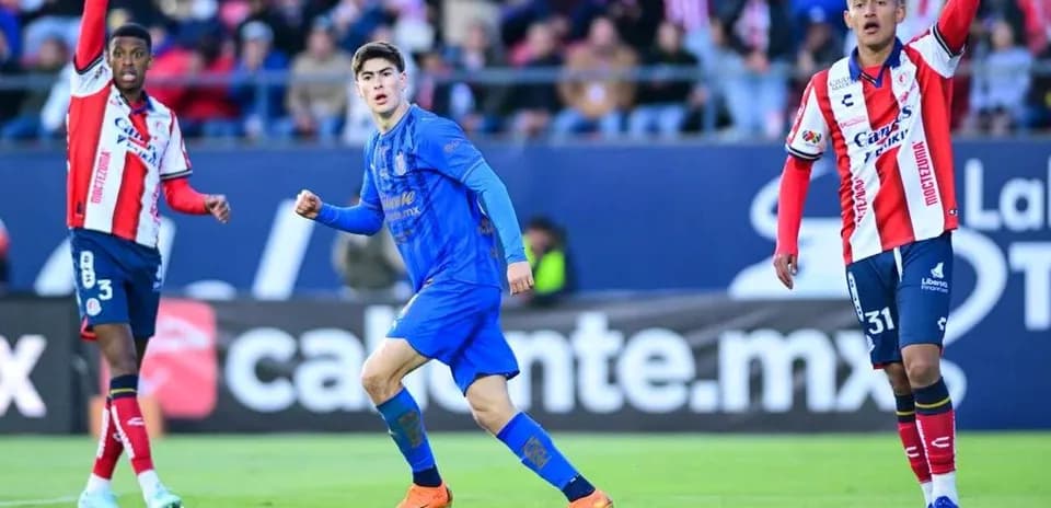 Jugadores de San Luis y Chivas durante el partido