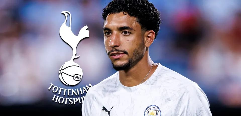 Jugador con camiseta de Manchester City en el campo