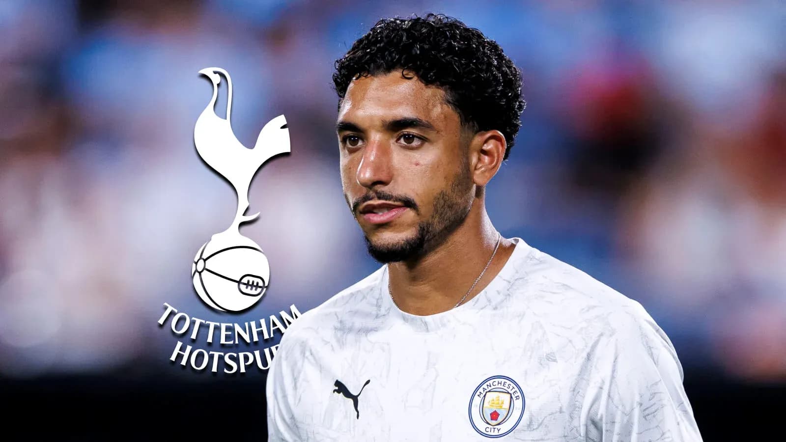 Jugador con camiseta de Manchester City en el campo