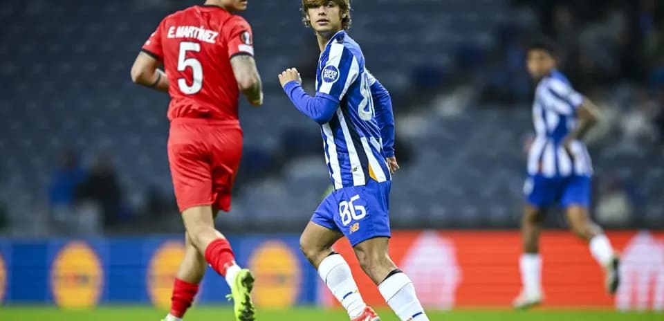Jugador con balón en partido de fútbol