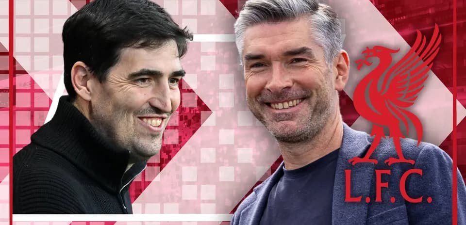 Entrenadores sonrientes con fondo de Liverpool