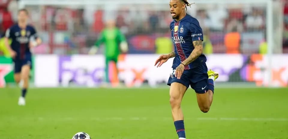 Jugador de PSG corriendo con el balón en el campo
