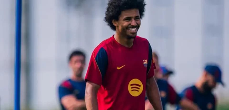 Jugador sonriente durante el entrenamiento del Barcelona