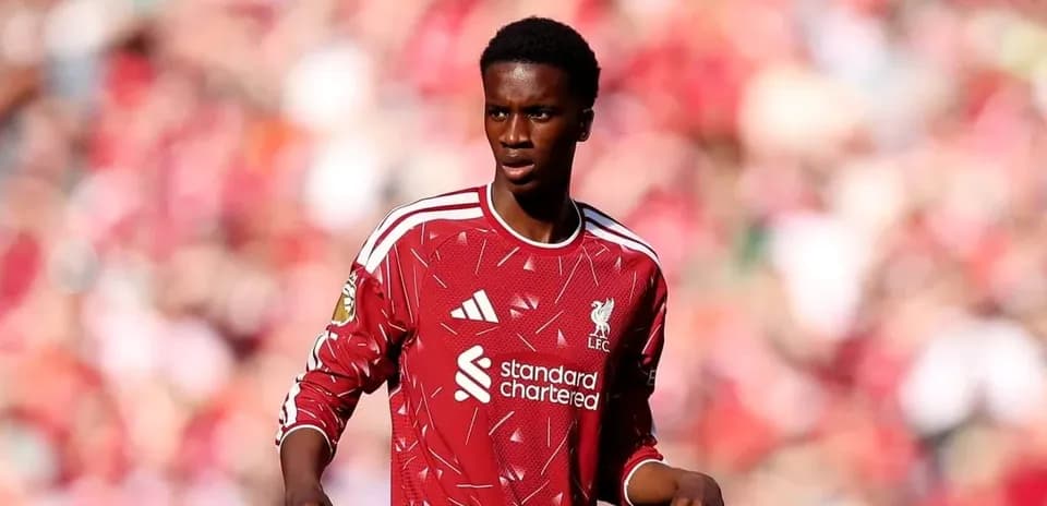Jugador de Liverpool en campo durante partido
