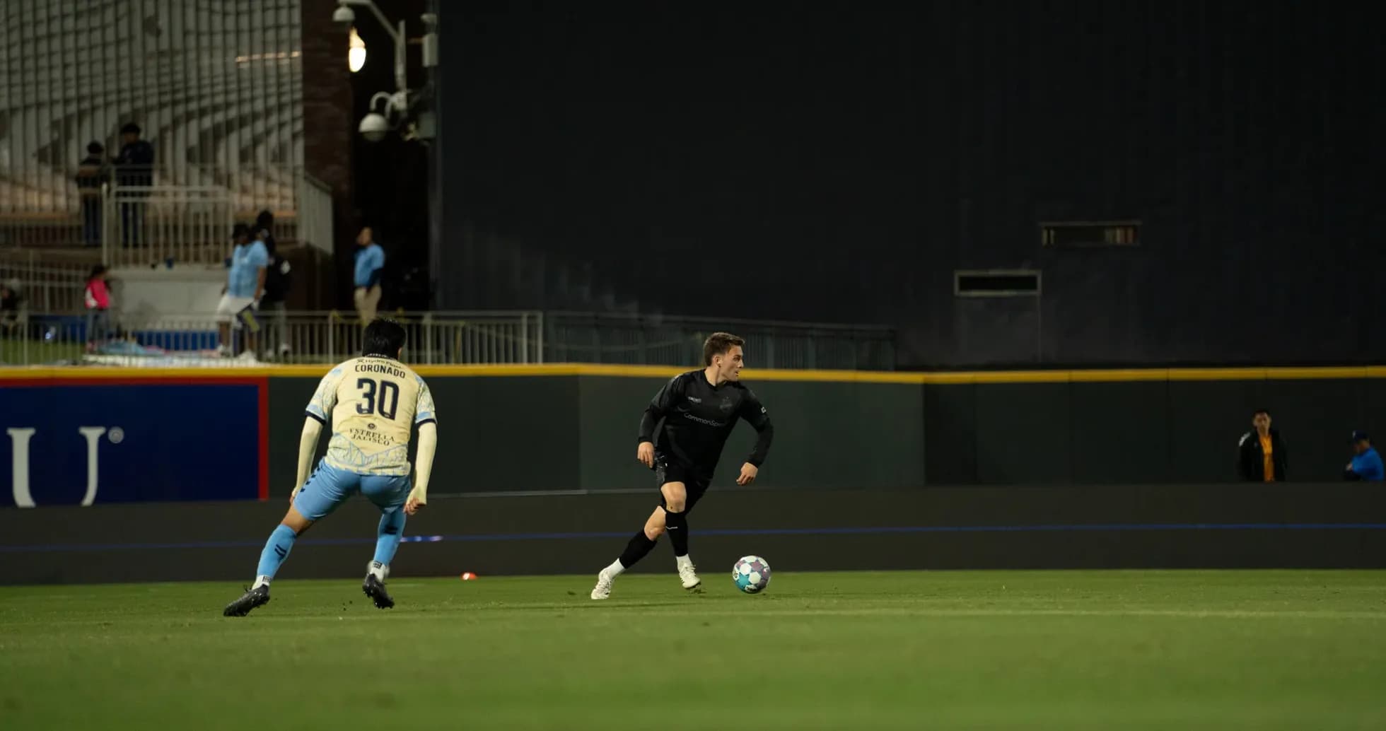 Jugador de Colorado Springs driblando a rival