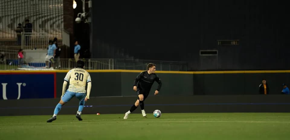 Jugador de Colorado Springs driblando a rival