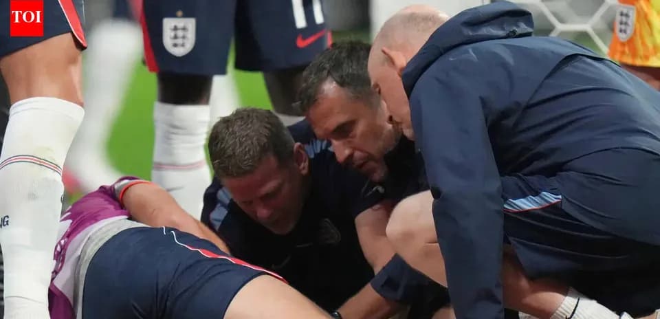 Personal médico atendiendo a un jugador caído