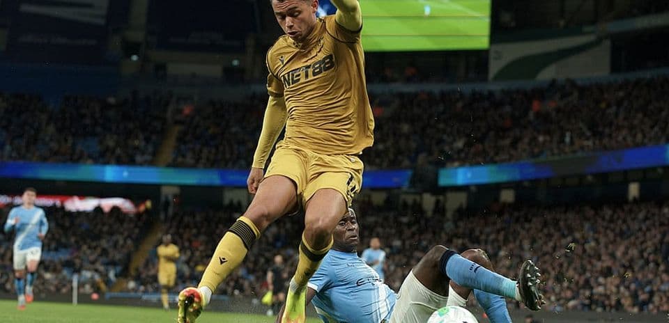 Jugador de Crystal Palace cae en el partido