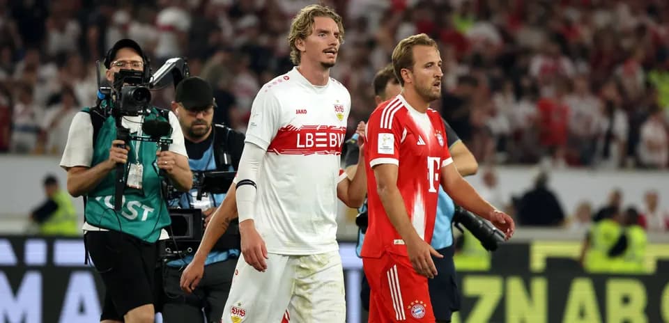 Jugadores de Stuttgart y Bayern caminando tras el partido