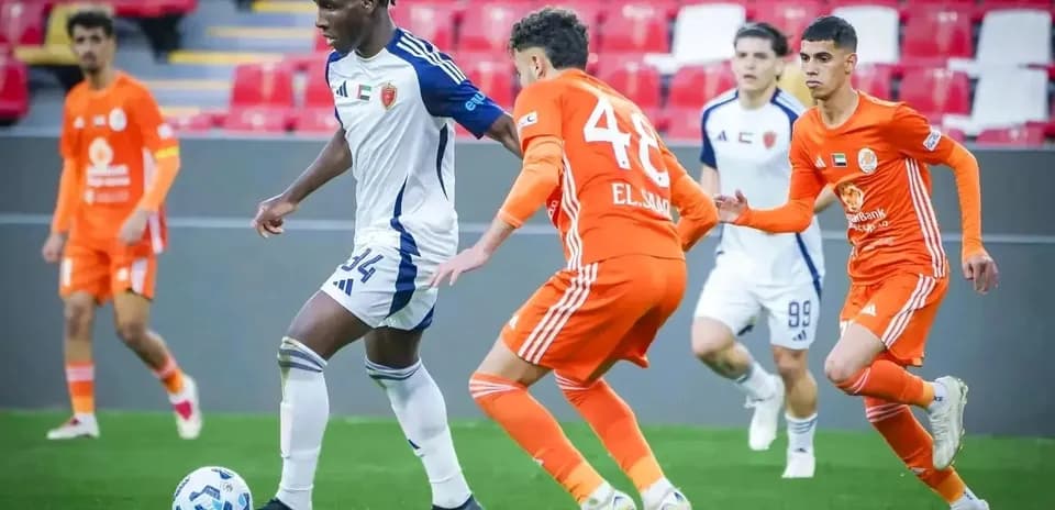 Jugadores de Al Dhafra U23 y Al Ain U23 en acción