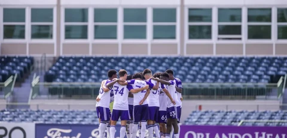 Jugadores de Orlando City II en huddle