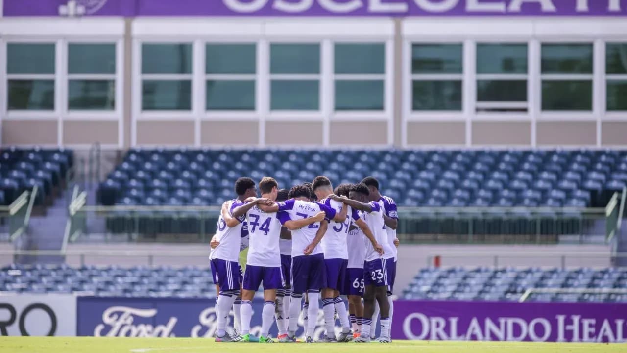 Jugadores de Orlando City II en huddle